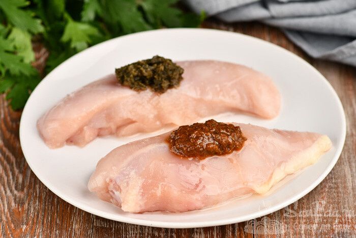 Неожиданные способы приготовления куриной грудки: как сделать её сочной и ароматной