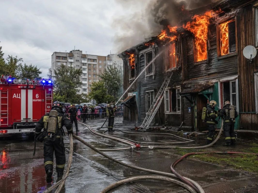 Огнеборцы спасли 8 человек из пожара в Хабаровске