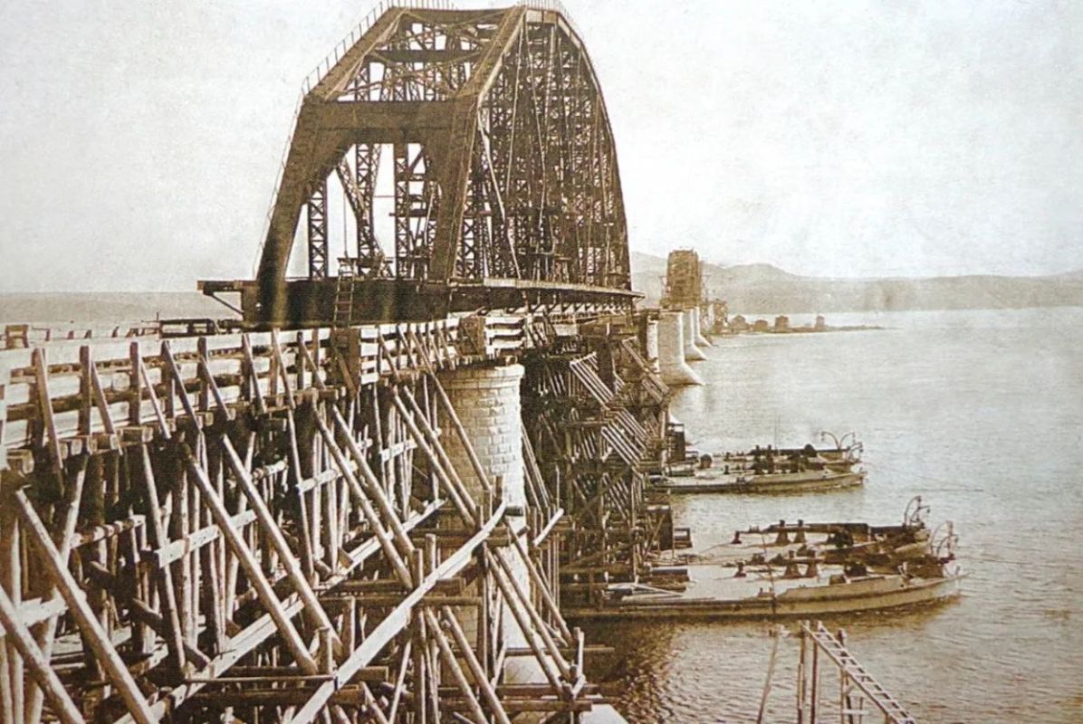 Амурскому мосту в Хабаровске исполнилось 110 лет Амурскому мосту в Хабаровске исполнилось 110 лет