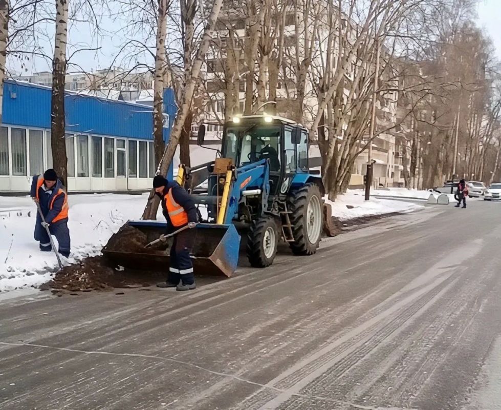 Более 40 единиц техники убирают снег в Хабаровске