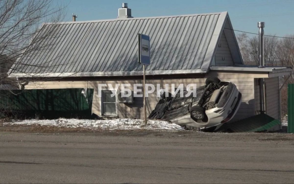 Таксист на белорусском авто снес забор в Хабаровске Таксист на белорусском авто снес забор в Хабаровске
