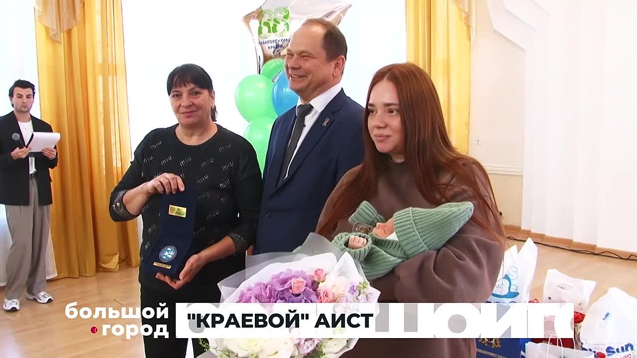 Медали с аистом и малышом вручили детям, родившимся в День края