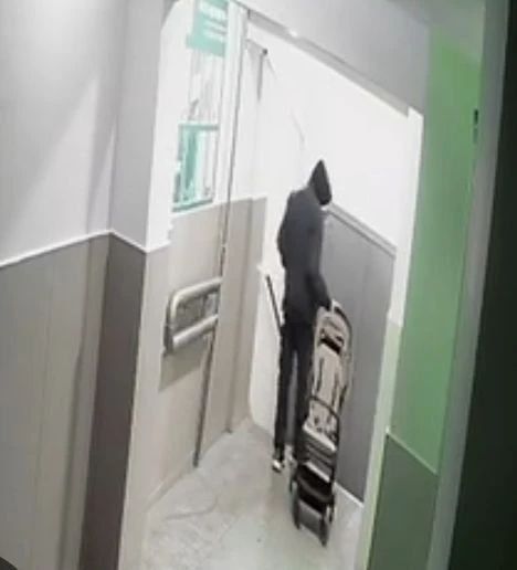 В Хабаровске полицейские задержали будущего отца, похитившего коляску, чтобы подарить её супруге В Хабаровске полицейские задержали будущего отца, похитившего коляску, чтобы подарить её супруге