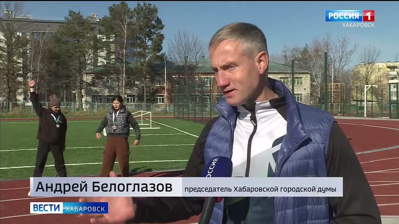 «Будем здесь растить чемпионов»: новый стадион открыли в Берёзовке на территории школы №1