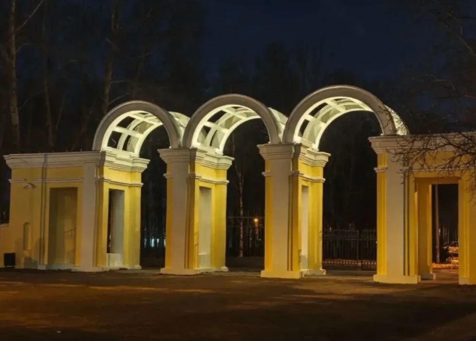 В КомсомольскенаАмуре на воротах парка железнодорожников появилась новая подсветка