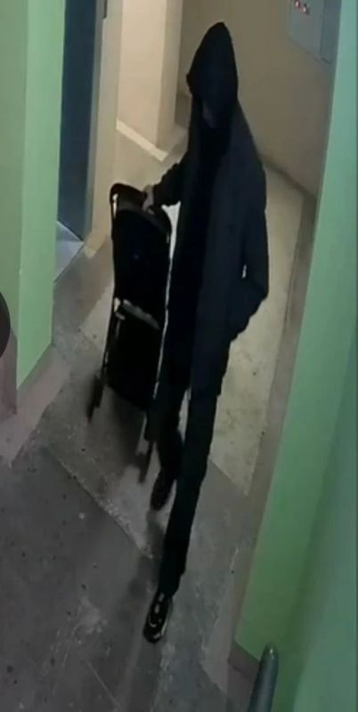 Подарок с криминальным прошлым: будущий отец из Хабаровска решил не покупать коляску для малыша, а украсть её из подъезда Подарок с криминальным прошлым: будущий отец из Хабаровска решил не покупать коляску для малыша, а украсть её из подъезда