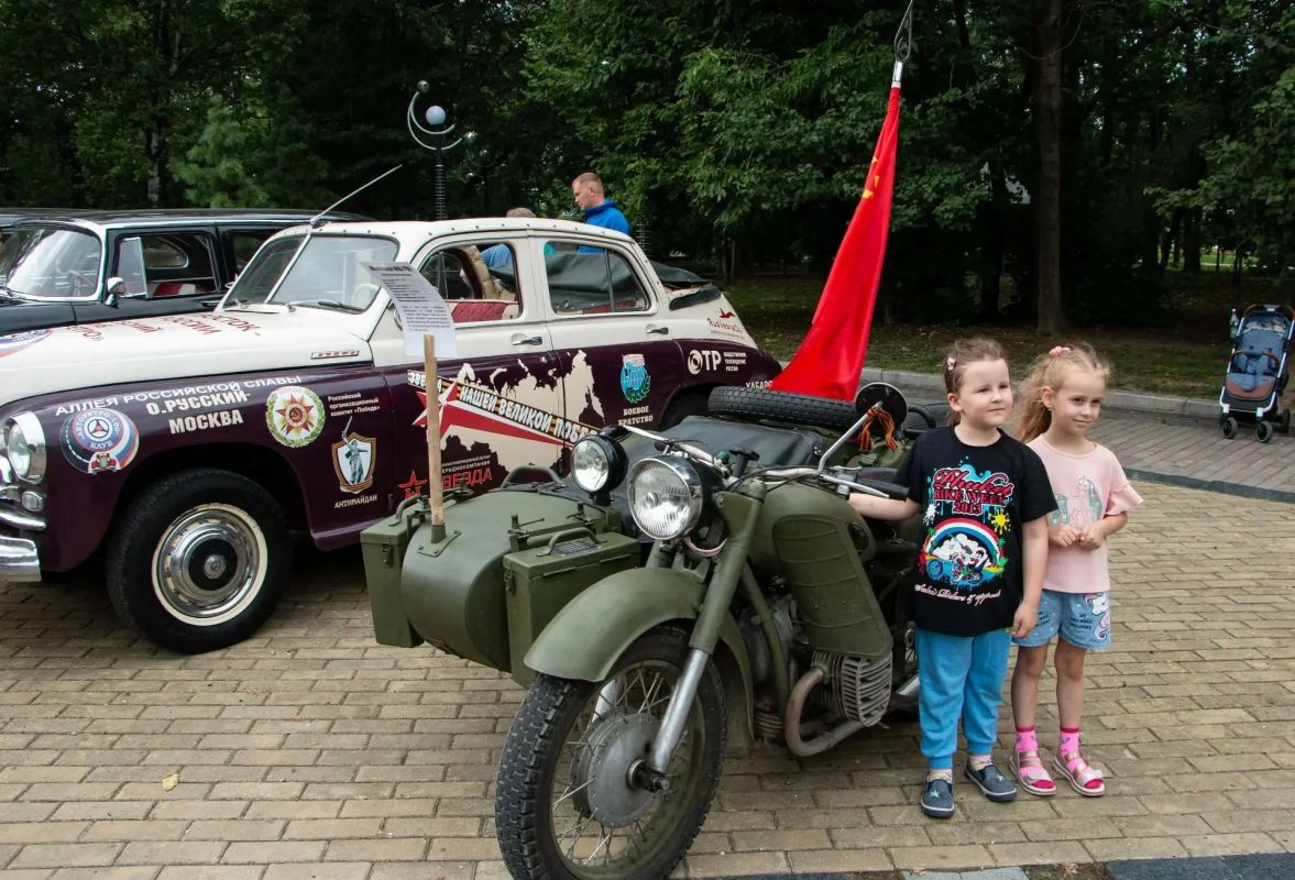 Врип мэра Хабаровска Денис Митрофанов поздравил клуб «Авторетро-100» с 30-летием Врип мэра Хабаровска Денис Митрофанов поздравил клуб «Авторетро-100» с 30-летием