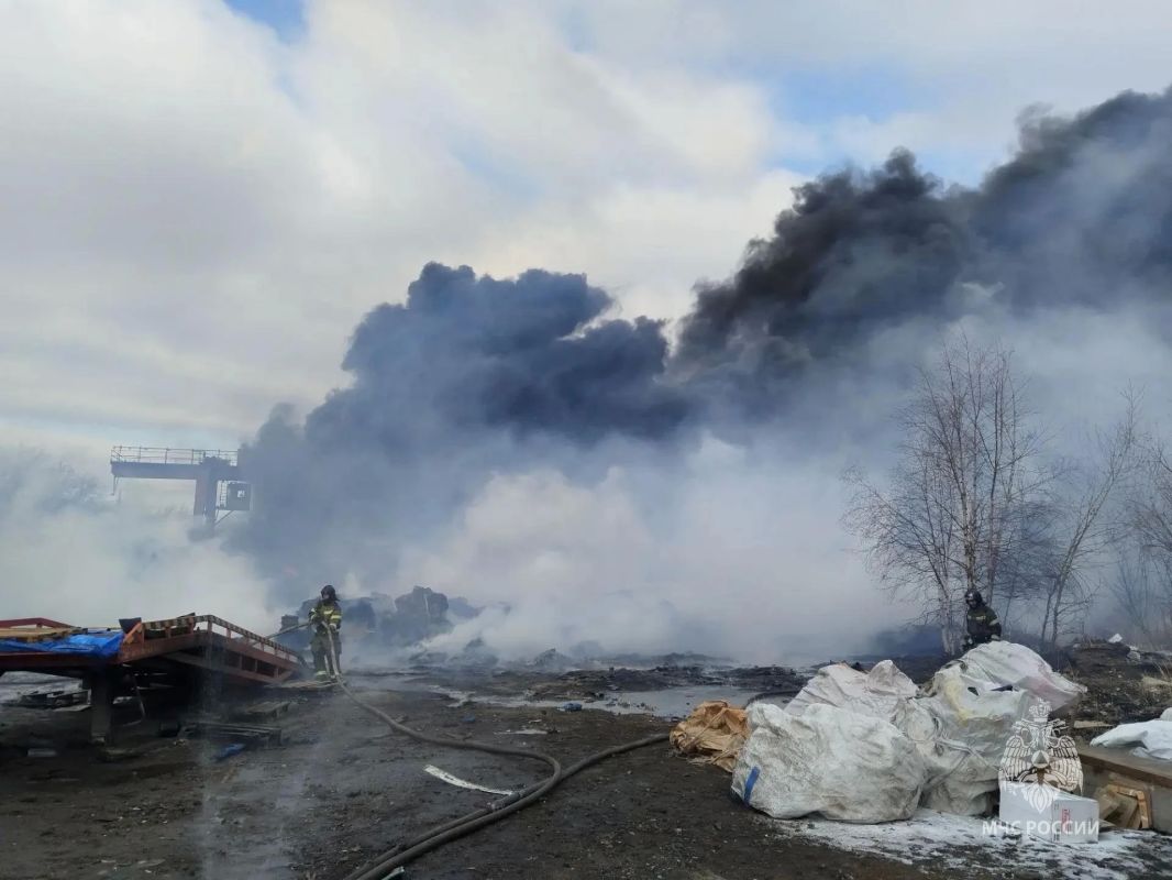 Пожарные МЧС России завершили полностью работы на месте пожара на улице Халтурина в Хабаровске Пожарные МЧС России завершили полностью работы на месте пожара на улице Халтурина в Хабаровске