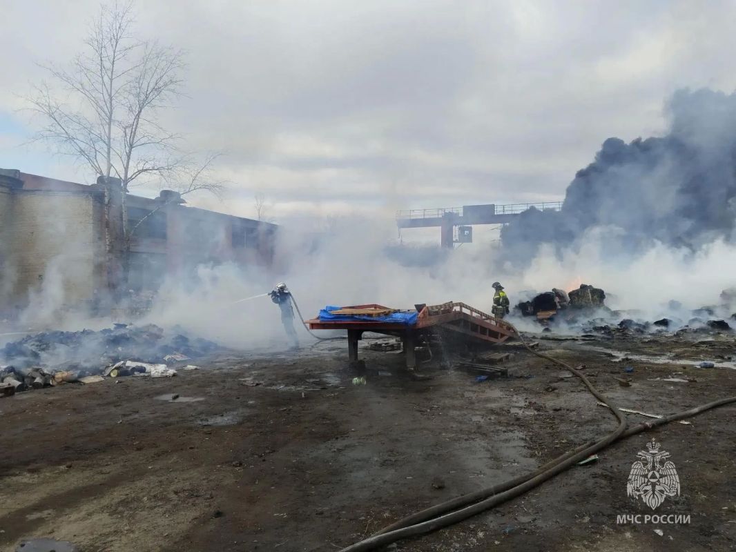 Пожарные МЧС России завершили полностью работы на месте пожара на улице Халтурина в Хабаровске Пожарные МЧС России завершили полностью работы на месте пожара на улице Халтурина в Хабаровске