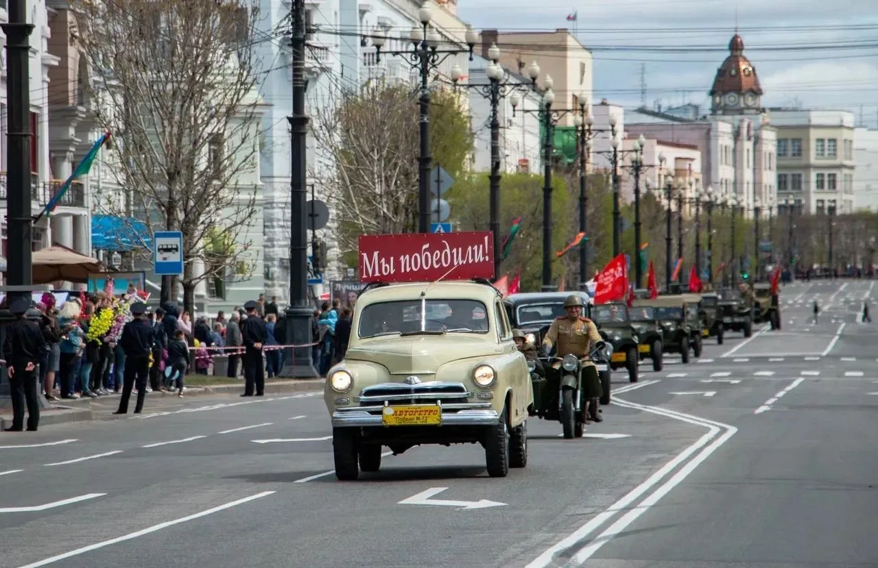 Врип мэра Хабаровска Денис Митрофанов поздравил клуб «Авторетро-100» с 30-летием