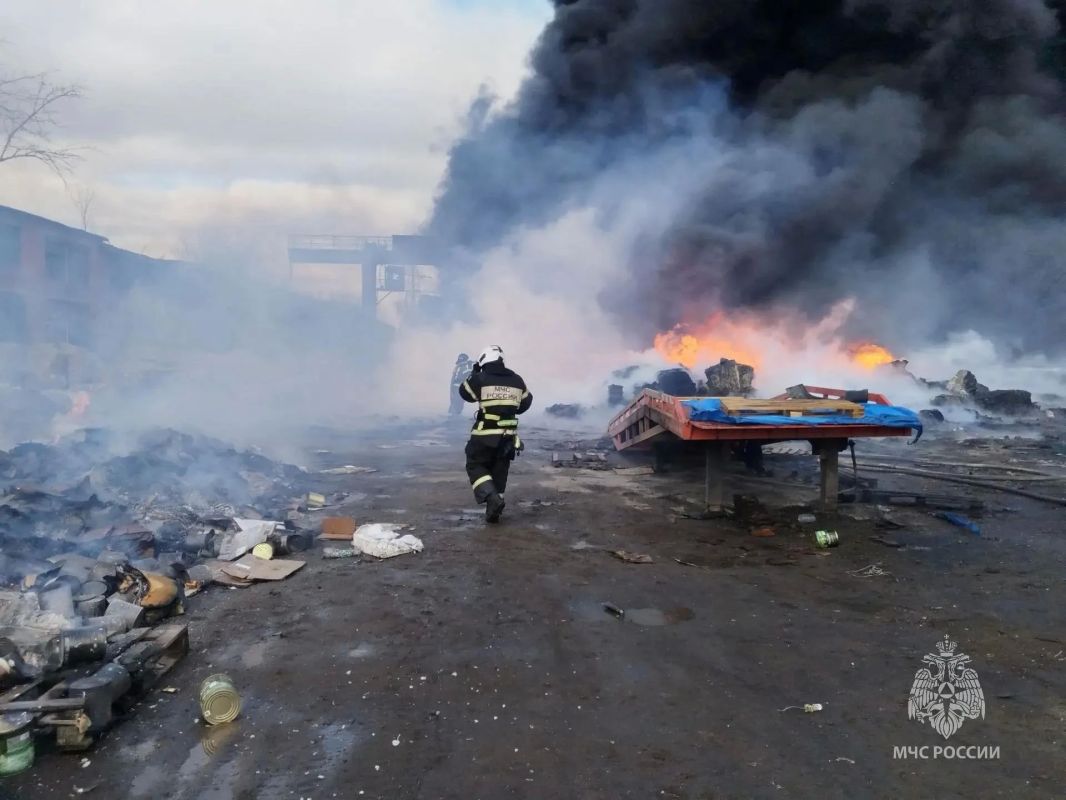 Пожарные МЧС России завершили полностью работы на месте пожара на улице Халтурина в Хабаровске Пожарные МЧС России завершили полностью работы на месте пожара на улице Халтурина в Хабаровске