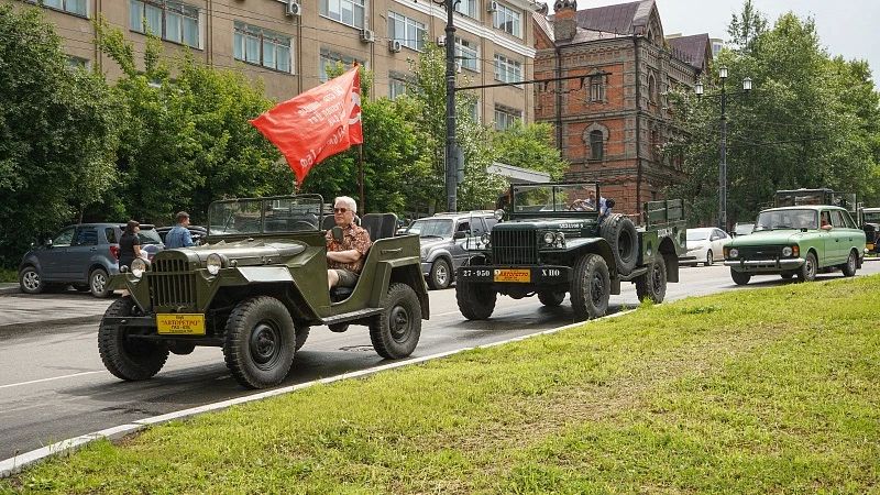 Их труд сохраняет историю. В этом году хабаровский клуб «Авторетро-100» отмечает 30-летие! На счету организации десятки восстановленных машин, сотни километров пробега и тысячи зрителей, которые через ретроавто по-новому... Их труд сохраняет историю. В этом году хабаровский клуб «Авторетро-100» отмечает 30-летие! На счету организации десятки восстановленных машин, сотни километров пробега и тысячи зрителей, которые через ретроавто по-новому...